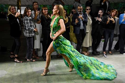 jennifer lopez sfilata versace|jennifer lopez versace dress 2020.